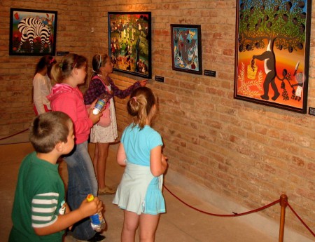 A festmények is lekötötték a gyerekek...